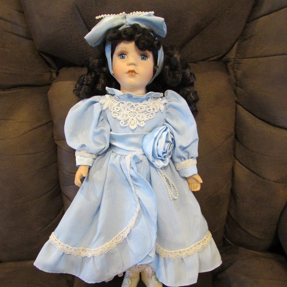 COLLECTIBLE MEMORIES GENUINE PORCELAIN DOLL LIMITED EDITION 18" JULIE  #201